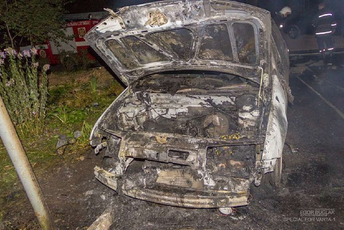 Вночі у Львові згорів автомобіль Skoda Fabia