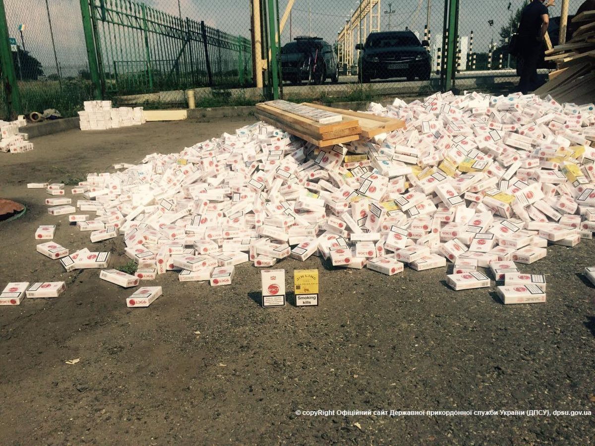 На українсько-угорському кордоні затримали вантажівку з контрабандними цигарками