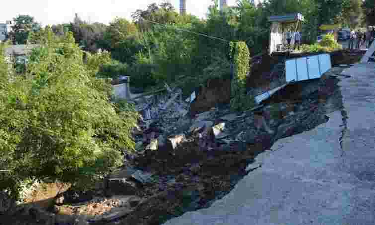 У Дніпропетровську через зсув ґрунту утворилося 10-метрове провалля