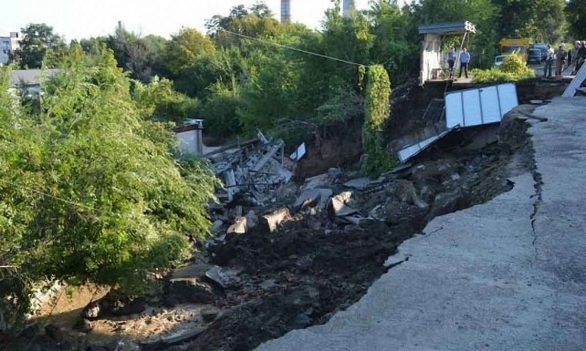 У Дніпропетровську через зсув ґрунту утворилося 10-метрове провалля