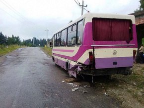 Рейсовий автобус на Львівщині з’їхав у кювет: серед постраждалих двоє дітей