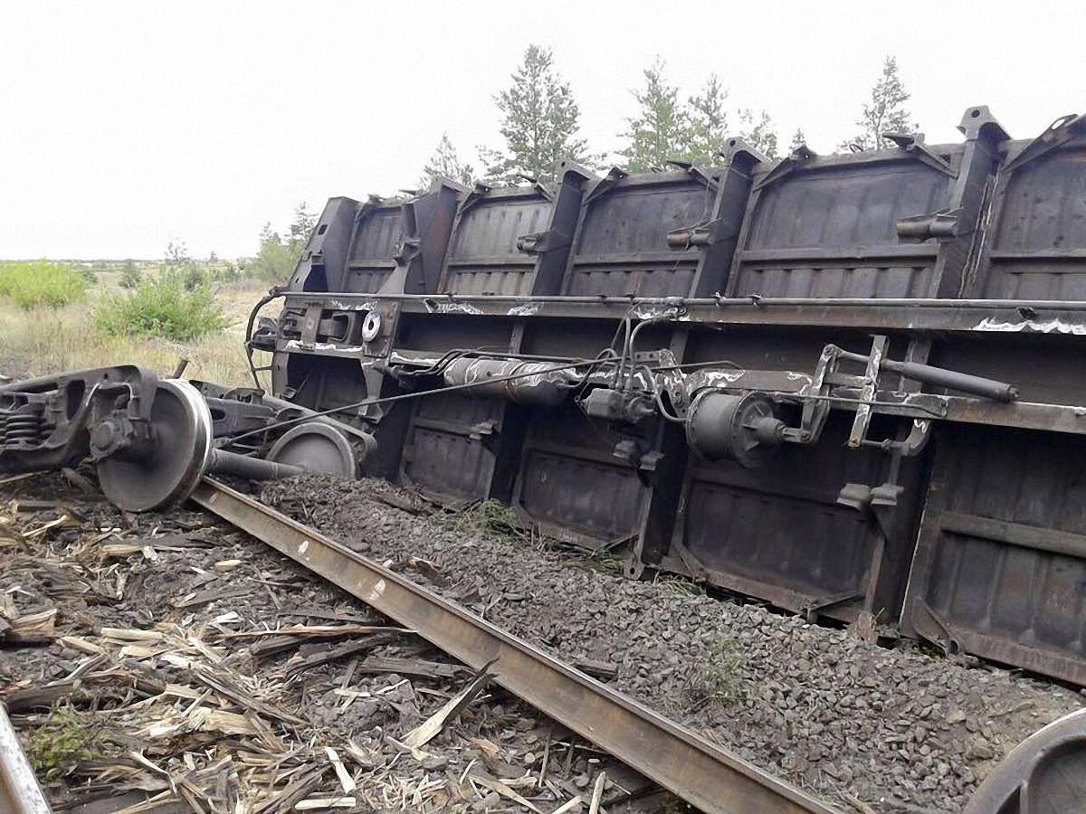 Бойовики підірвали на Луганщині потяг з вугіллям, що їхав на ТЕС Ахметова