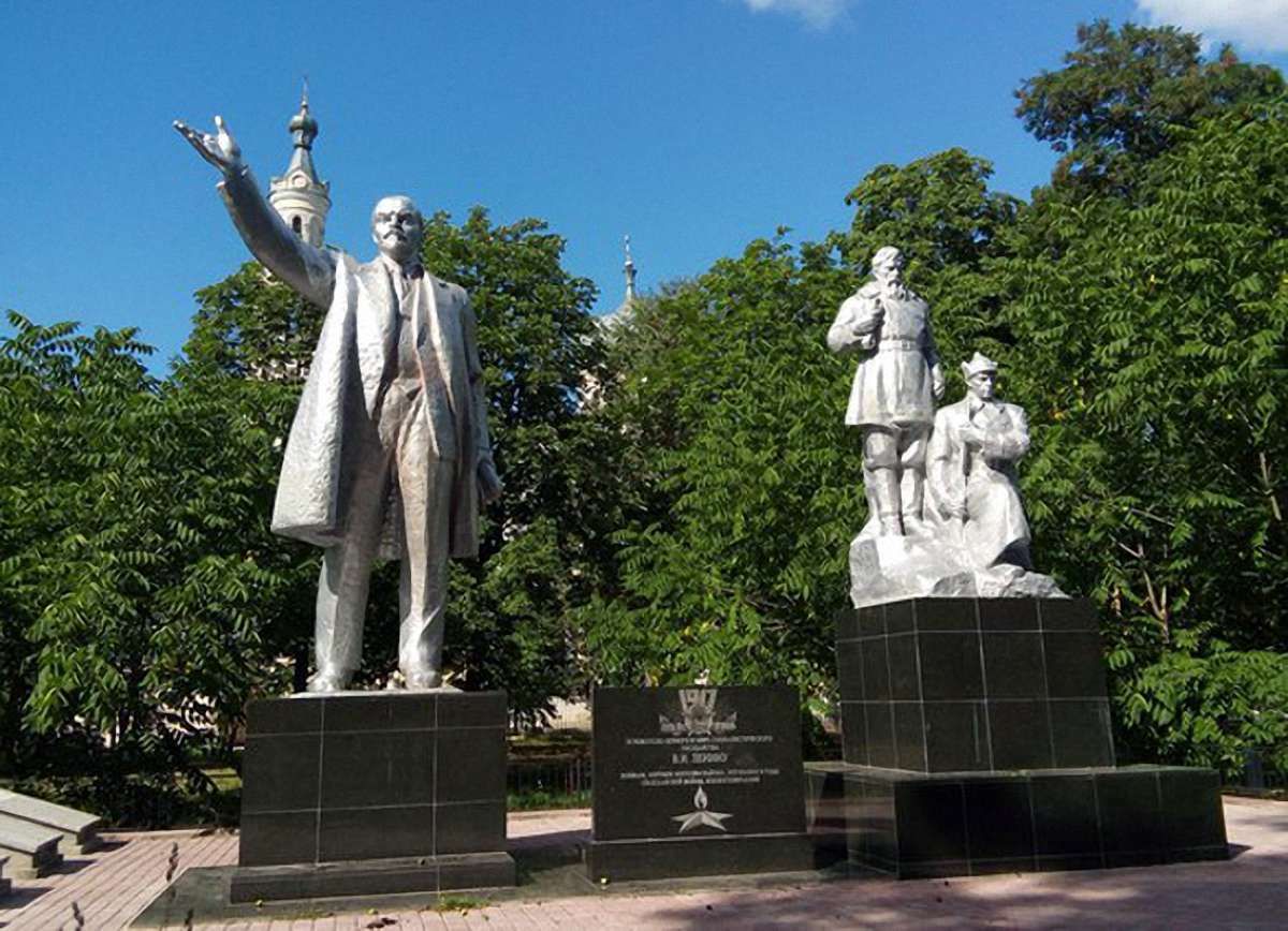 У Чернігівській області відновили та встановили пам'ятник Леніну
