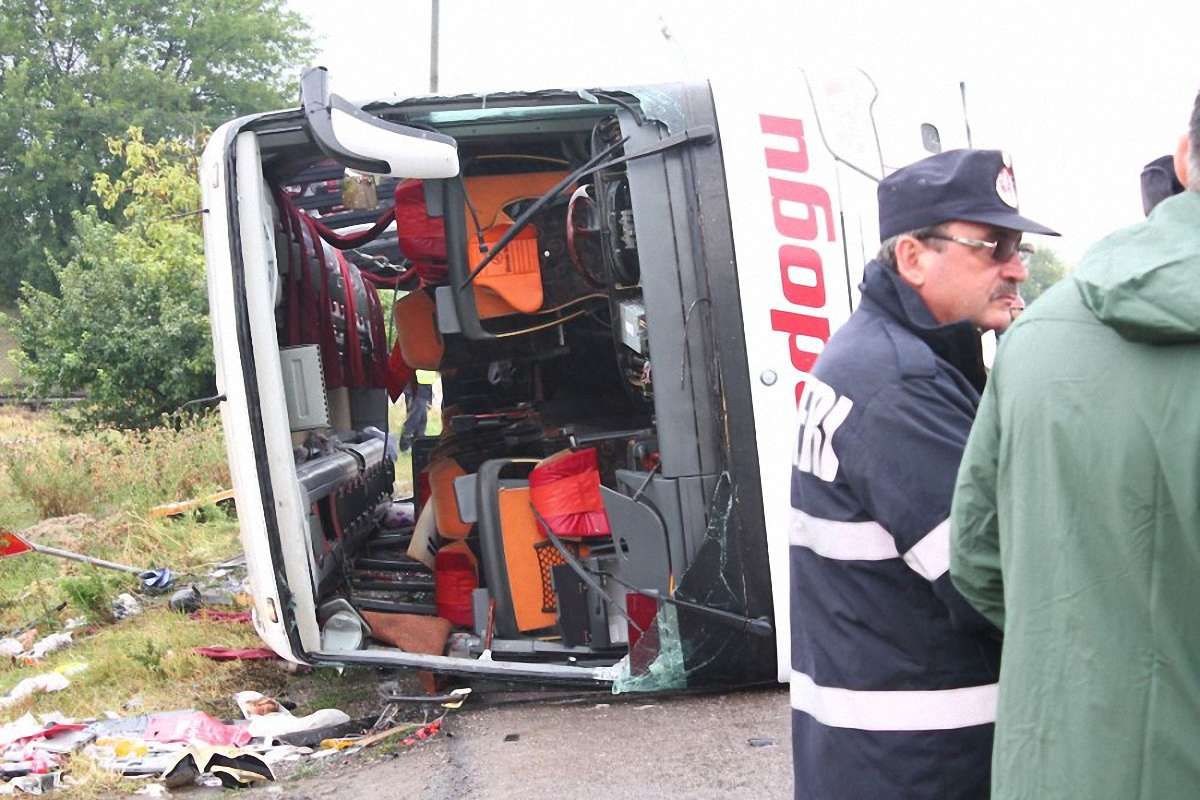 В аварії туристичного автобуса в Румунії загинуло двоє людей, в тому числі – дитина