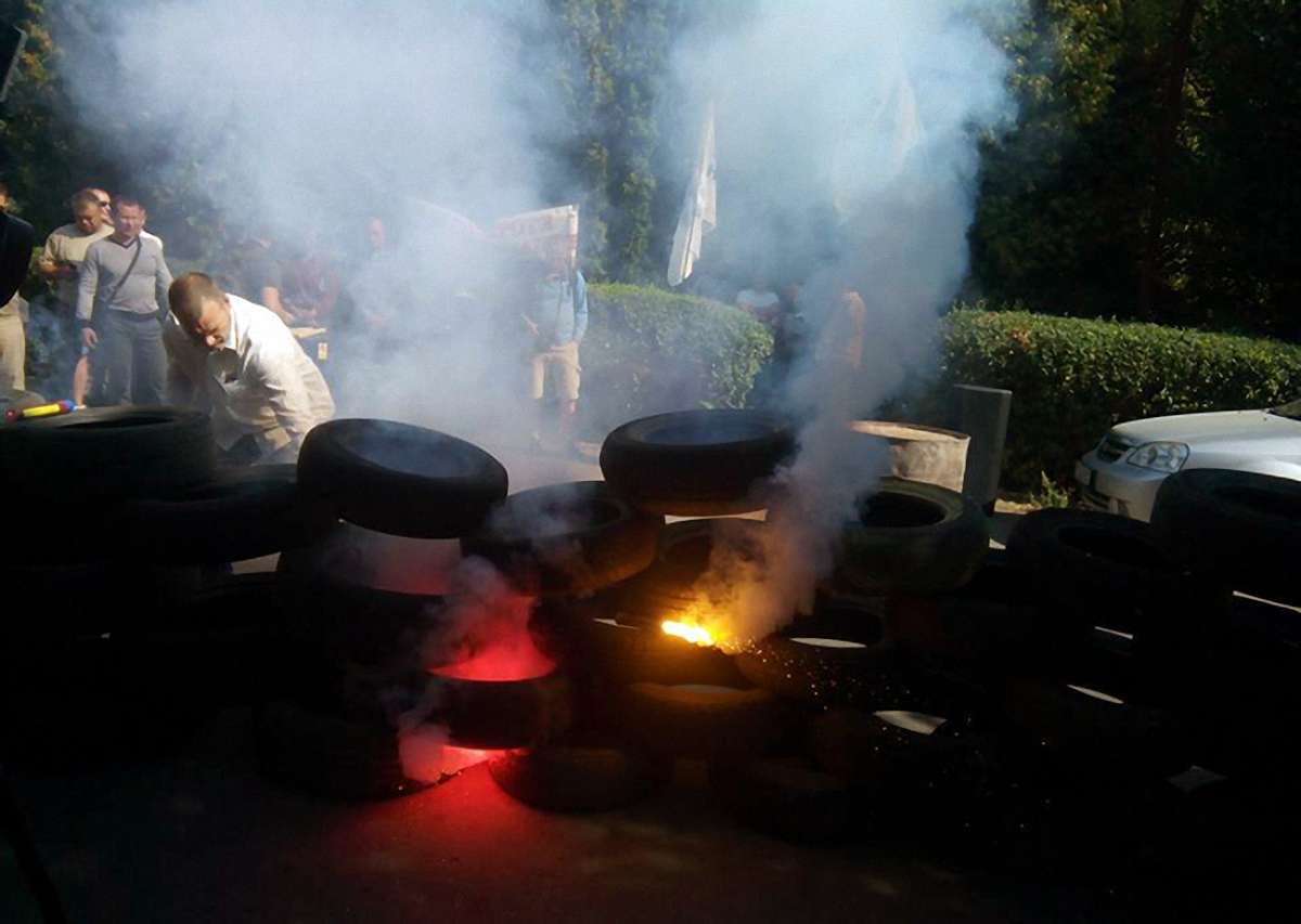До відділення російського «ВіЕс банку» у Львові активісти зносять шини