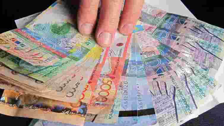 У Казахстані через падіння курсу тенге закрилися пункти обміну валюти