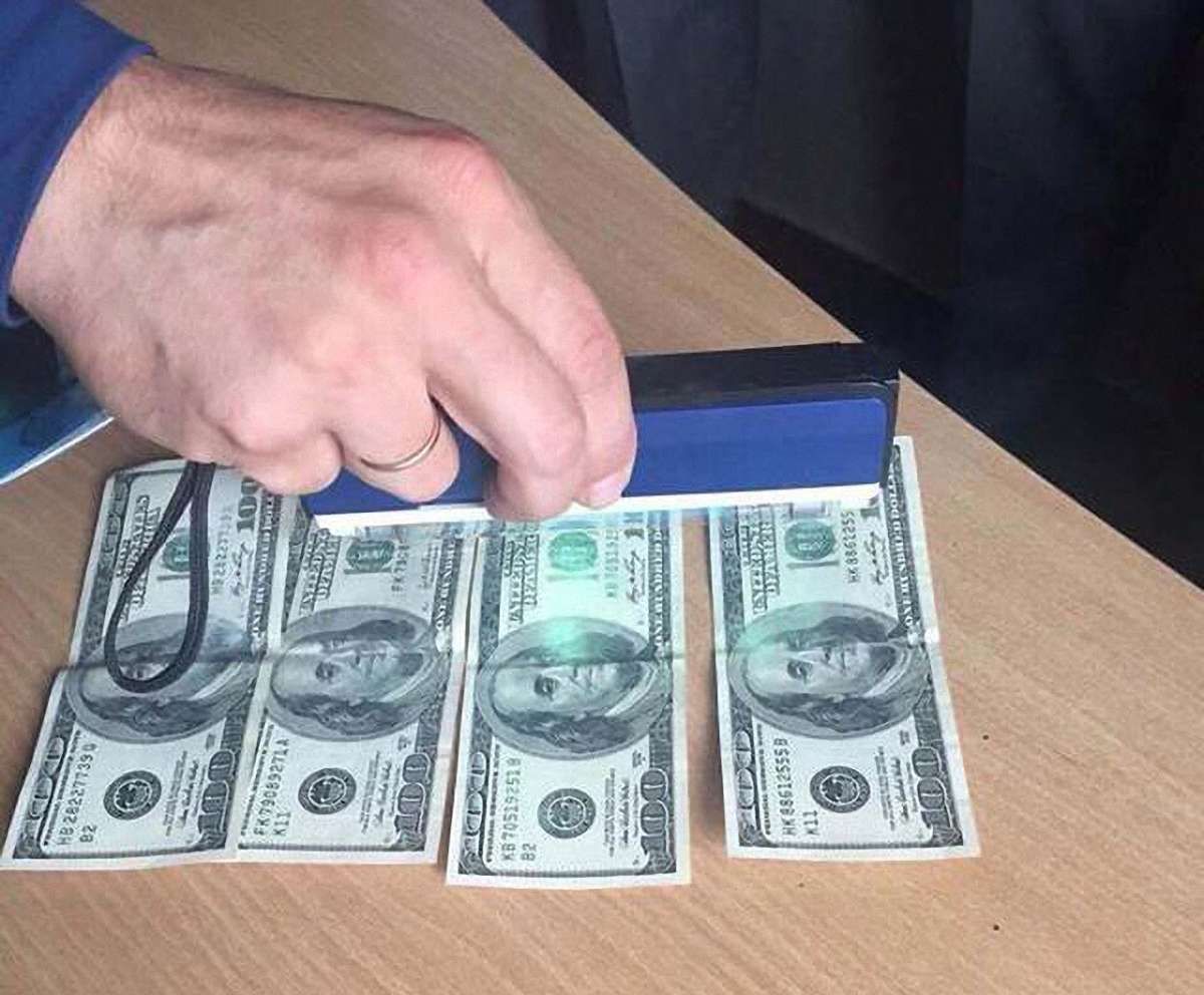 На Харківщині за хабар у $400 затримали двох міліціонерів