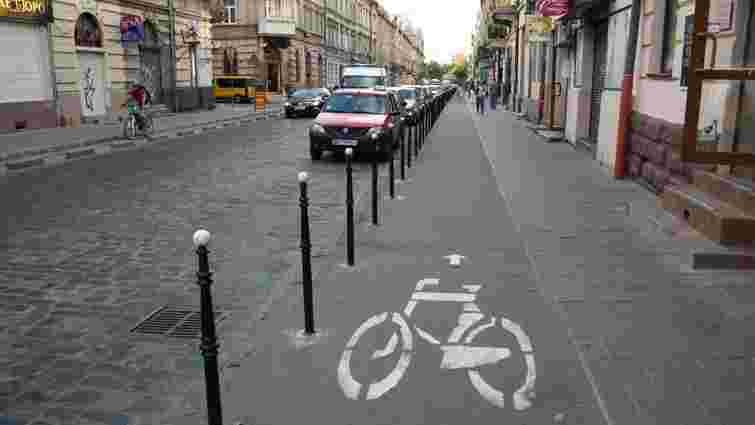 На львівських велодоріжках з’явилась дорожня розмітка, яка вказує напрямок руху