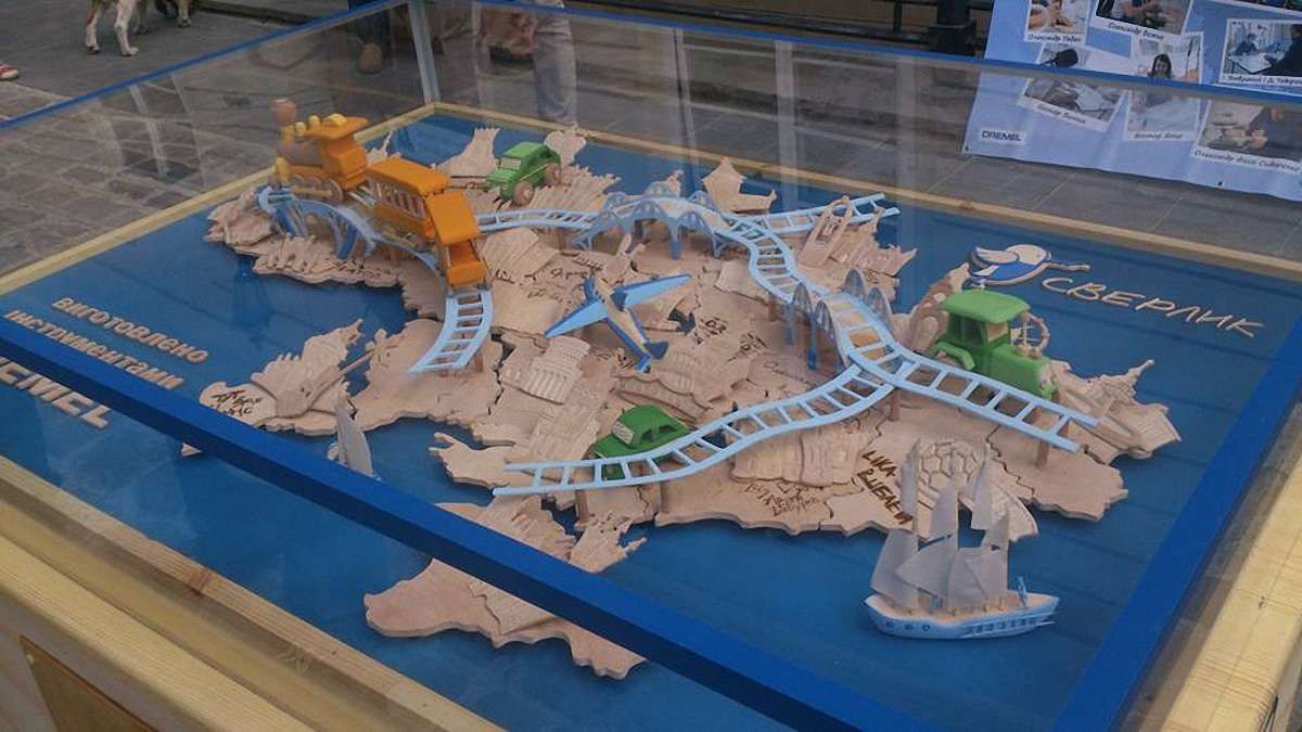 На площі Ринок у Львові встановили оригінальну дерев’яну карту України
