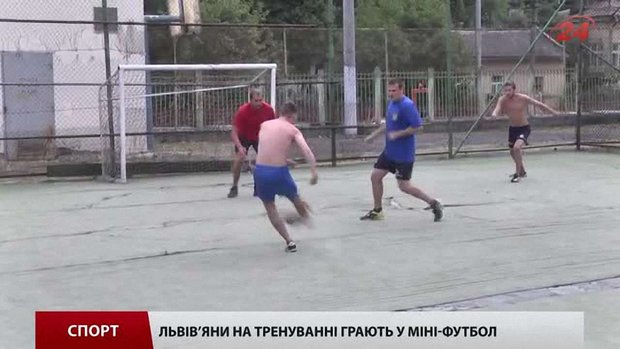 Львівські ватерполісти готуються до «Кубка Карпат» і грають у міні-футбол