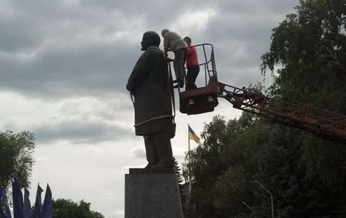 На Харківщині знесли пам'ятник Леніну