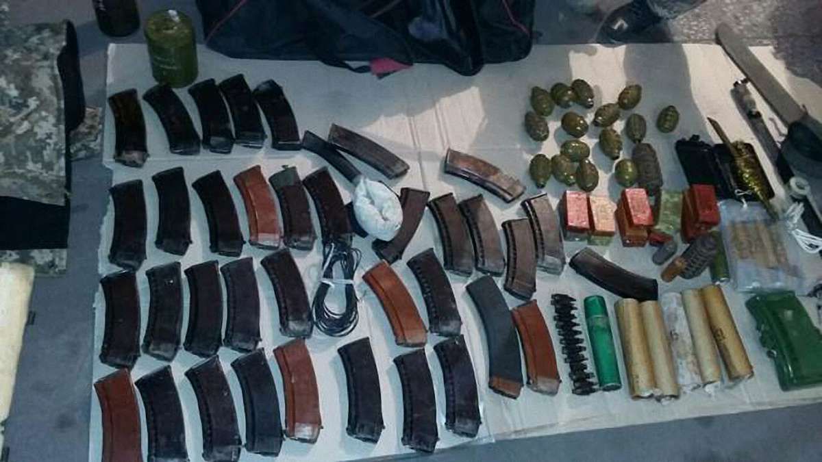 У депутата однієї з міськрад на Донеччині СБУ виявила арсенал зброї