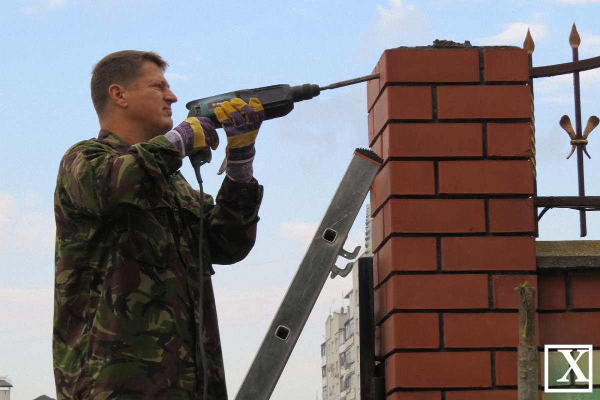 У Луцьку бійці АТО розібрали паркан депутатів