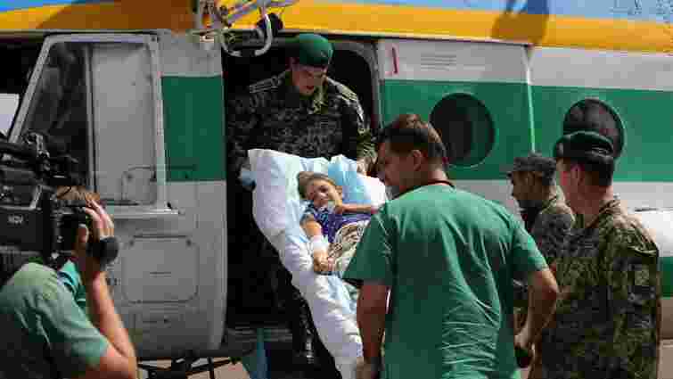 Поранену у Сартані 10-річну дівчинку доставили на гелікоптері до Києва