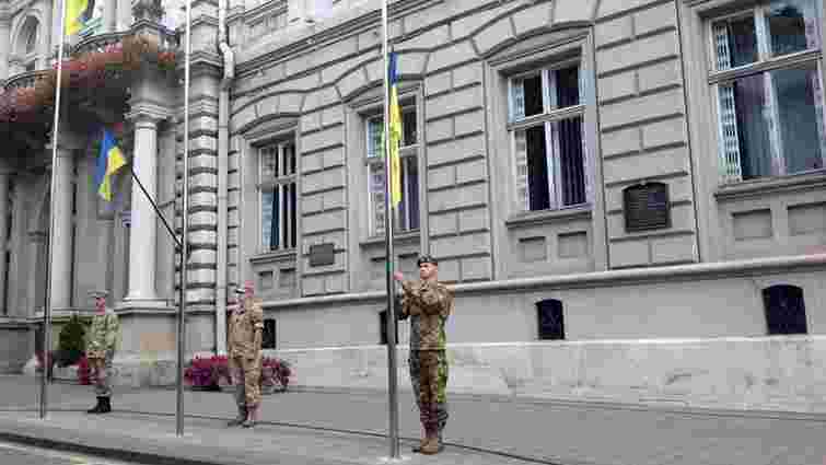Перед ЛОДА урочисто підняли державний та бойові прапори України
