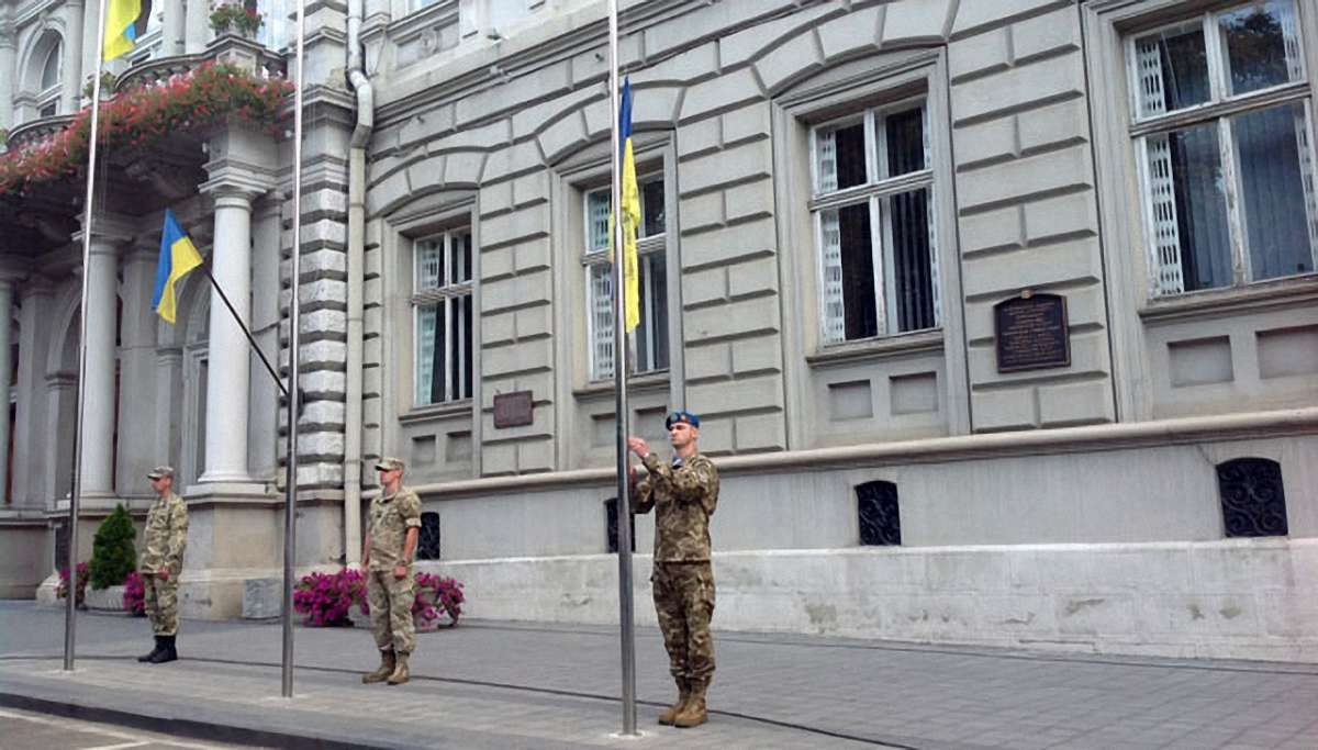Перед ЛОДА урочисто підняли державний та бойові прапори України
