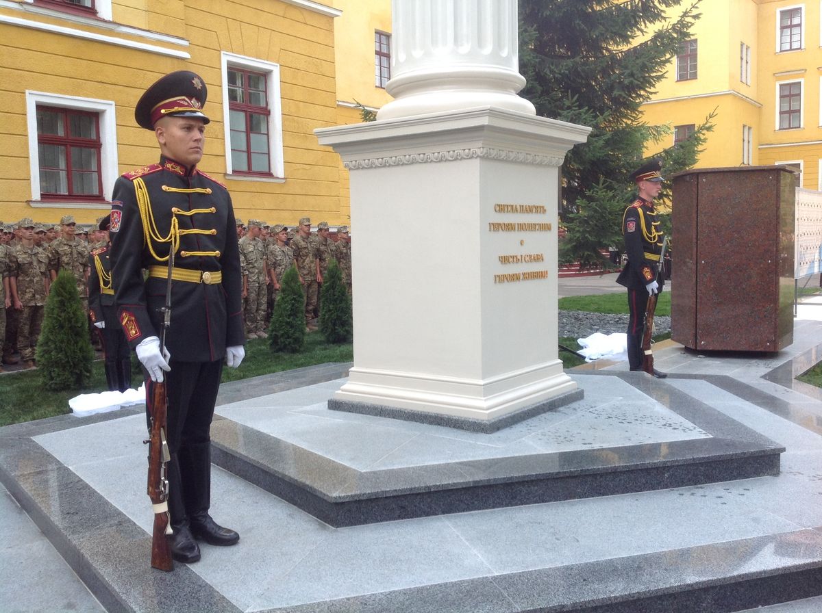 У Академії сухопутних військ відкрили алею слави випускників загиблих в АТО