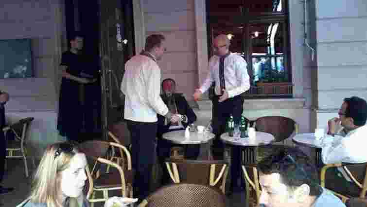 Прем`єр-міністр зустрівся з мером Львова і головою ЛОДА у популярній кав`ярні