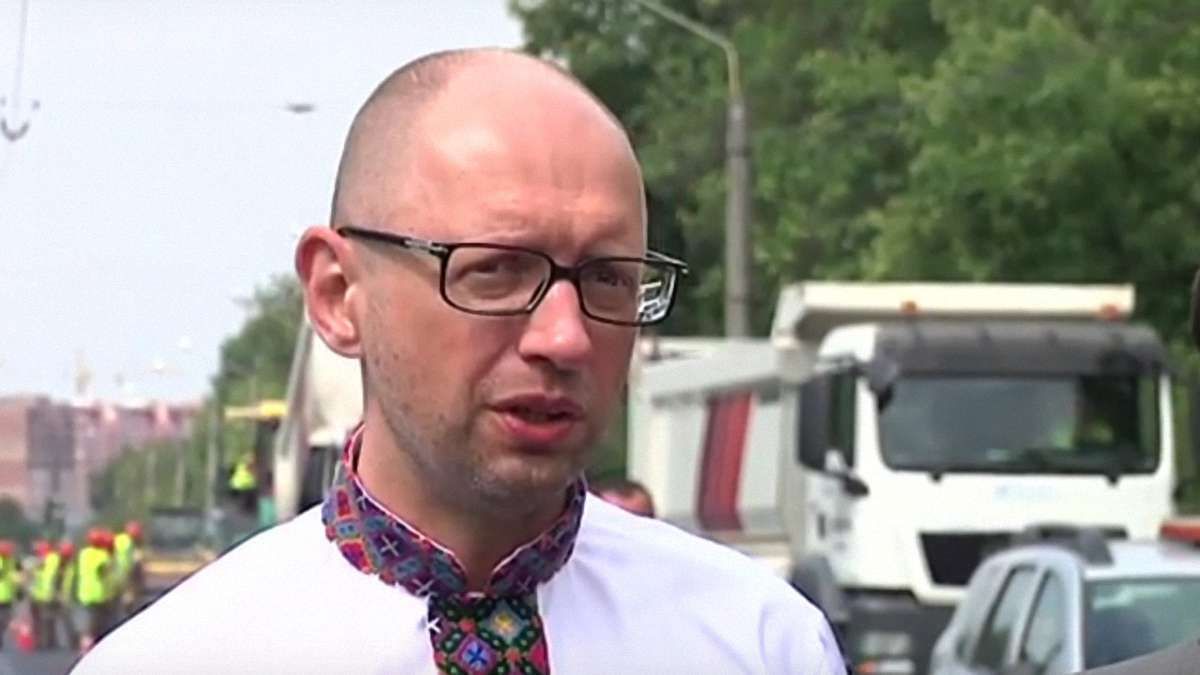 На Львівщині Яценюк проінспектував ремонт однієї з найгірших доріг України