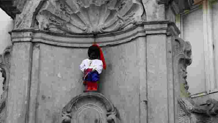 Брюссельського «пісяючого хлопчика» з нагоди Дня Незалежності одягли в костюм козака
