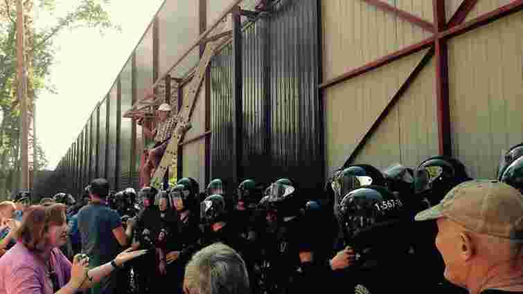 Під Києвом активісти знесли паркан довкола ділянки Калетника