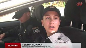 Львівські поліцейські перед виходом на патрулювання складають їзду на навчальному полігоні