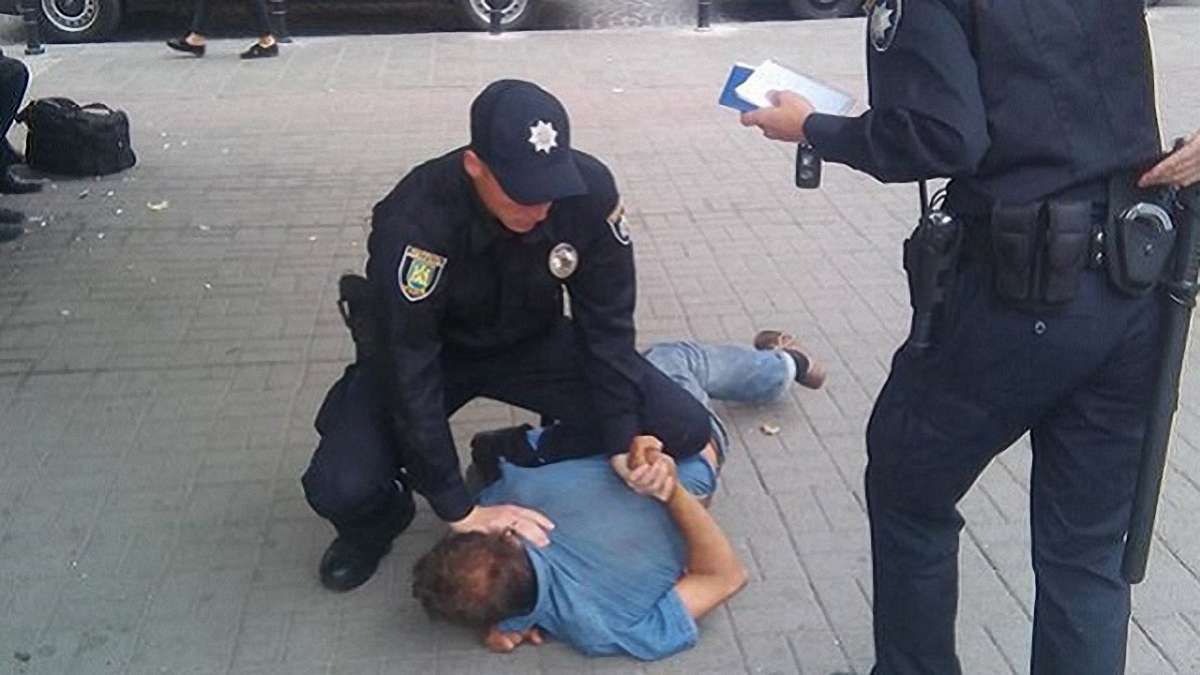 Патрульні поліцейські у центрі Львова затримують п’яниць