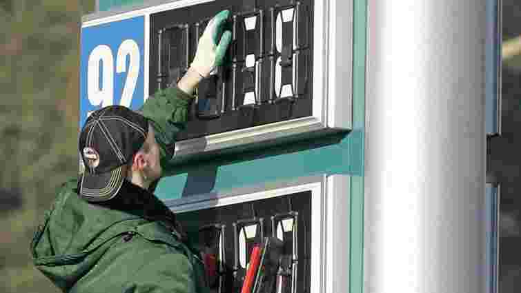 Яценюк ініціює перевірку мереж АЗС задля зниження цін на паливо