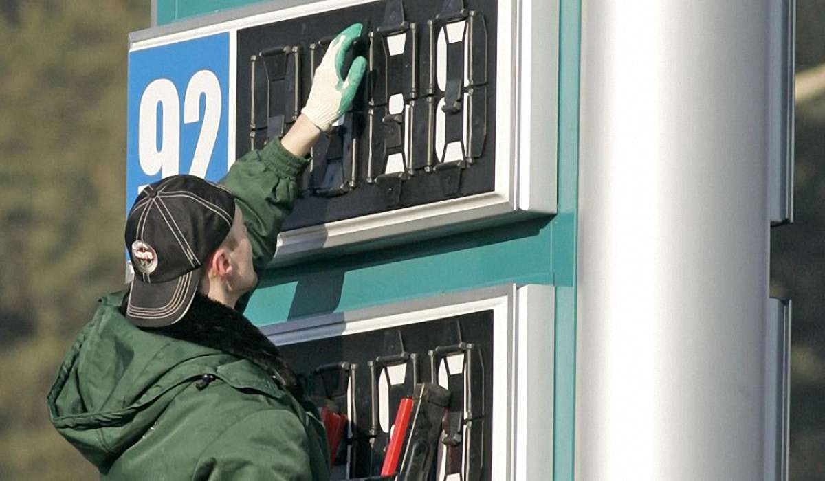 Яценюк ініціює перевірку мереж АЗС задля зниження цін на паливо