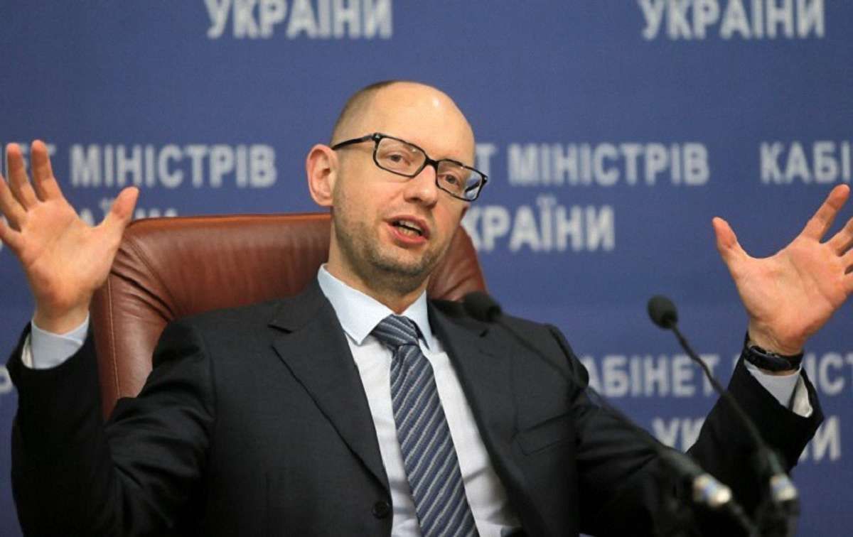 Яценюк радий падінню цін на нафту