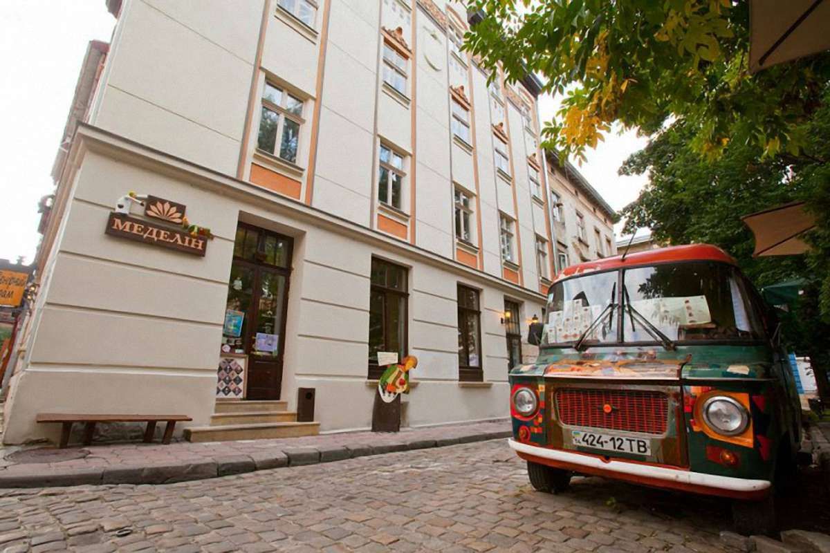 У  львівській кав’ярні нових поліцейських безкоштовно пригощають кавою