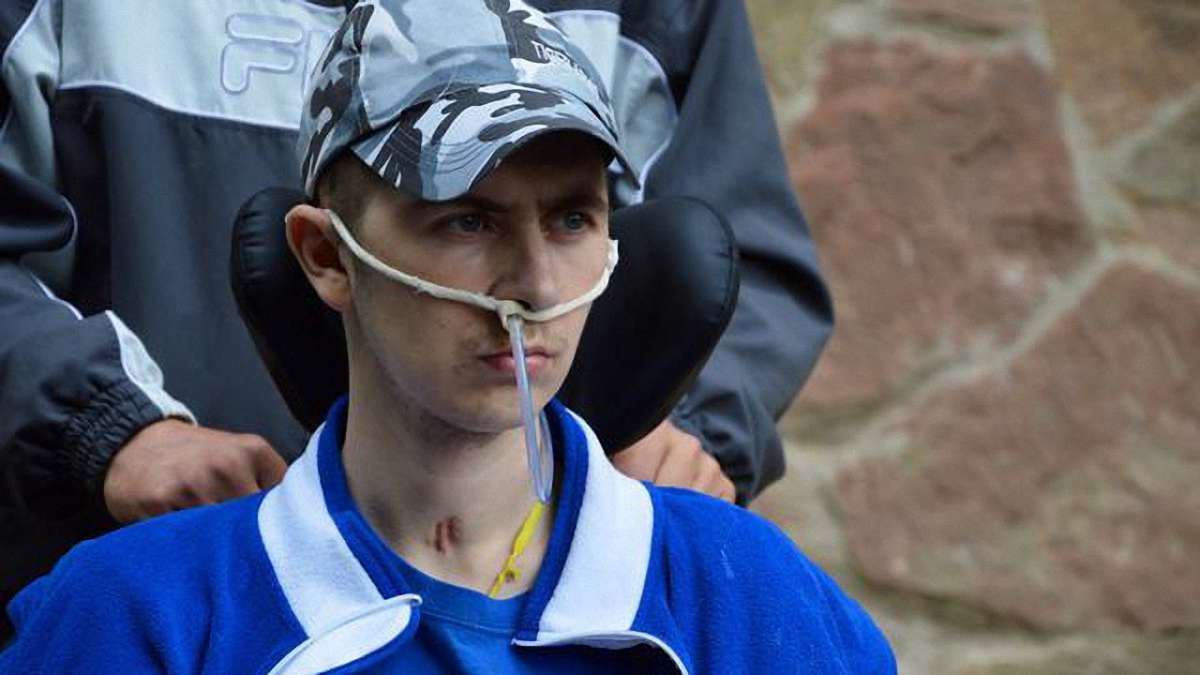«Раніше він тільки очима міг кліпати, а сьогодні подає знаки пальцями і головою»