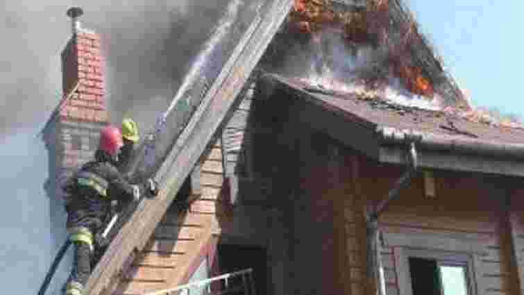 На Львівщині мало не згоріли два житлові будинки
