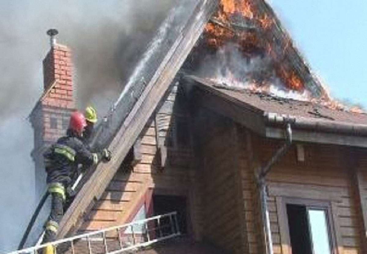На Львівщині мало не згоріли два житлові будинки
