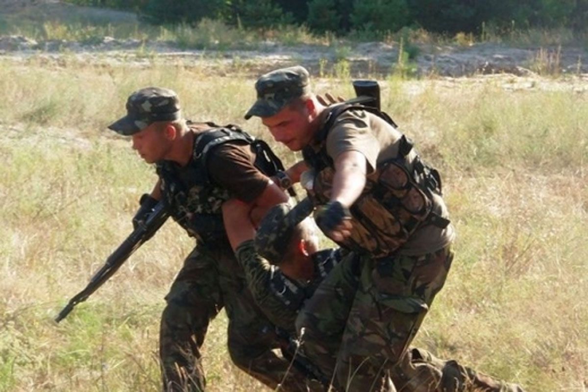 Двоє військових підірвались на розтяжці у Кримському