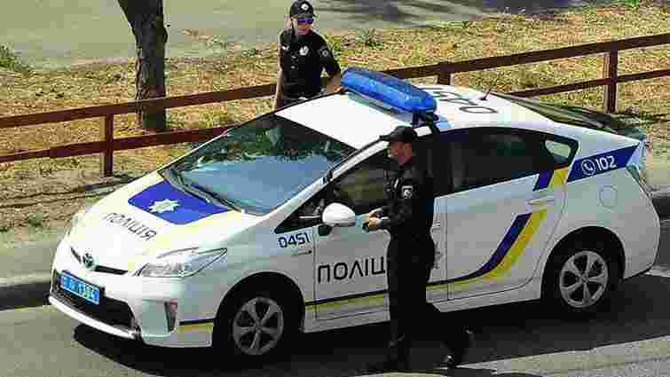Патрульні в Києві затримали чоловіка з арсеналом зброї