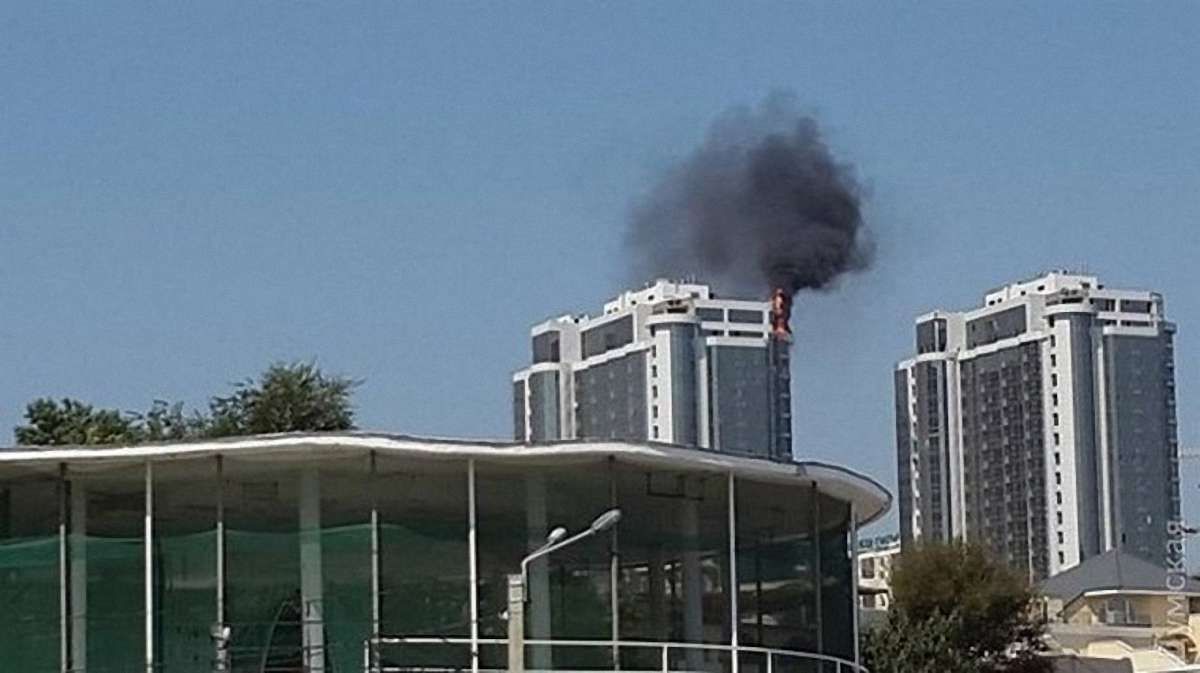 В Одесі горить новозбудована елітна багатоповерхівка