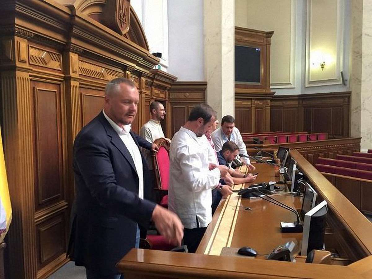 Нардепи «Радикальної партії» заблокували трибуну Верховної Ради