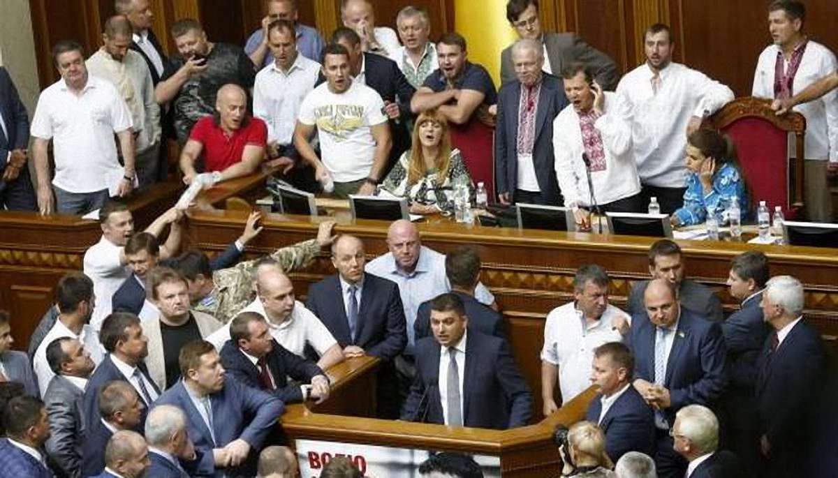 Верховна Рада ухвалила у першому читанні зміни до Конституції України