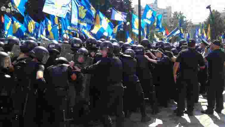 Між протестувальниками та правоохоронцями під Верховною Радою почалися сутички (оновлено)