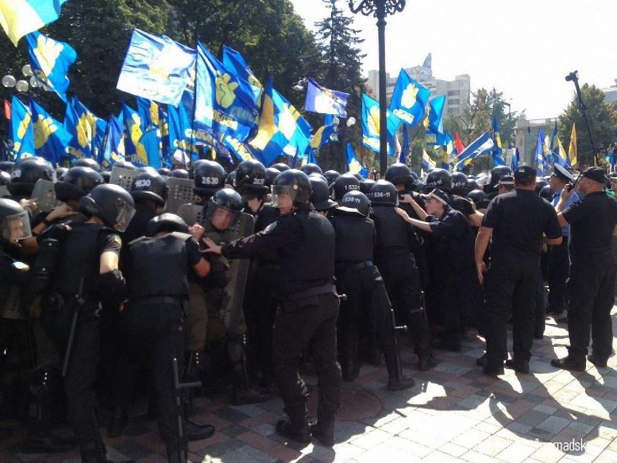 Між протестувальниками та правоохоронцями під Верховною Радою почалися сутички (оновлено)