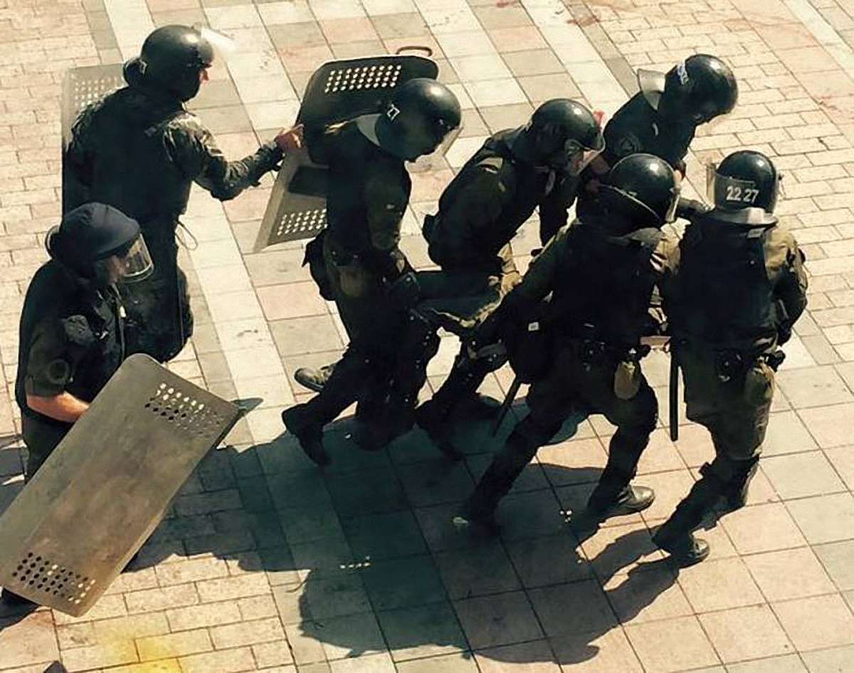 У нацгвардійців під Верховною Радою кинули гранату, десятки поранених