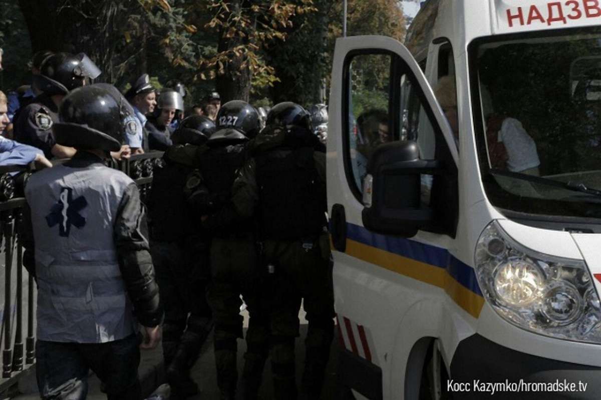 Кількість травмованих під Верховною Радою нацгвардійців зросла до 50