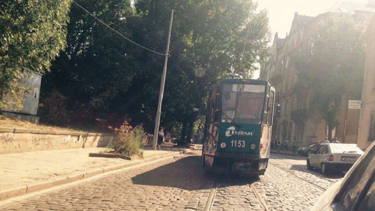 У Львові трамвай збив чоловіка 
