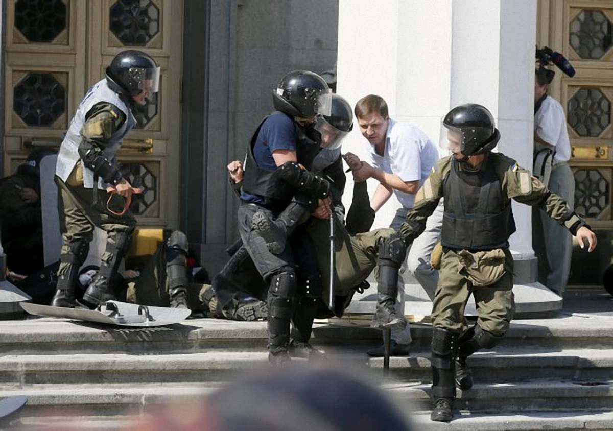 Від травми голови загинув третій поранений під Верховною Радою