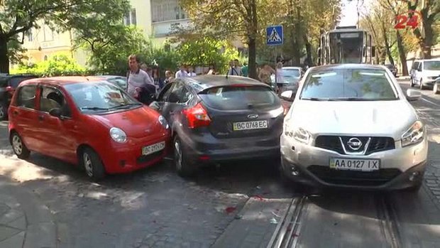 У Львові на перехресті не розминулись три машини