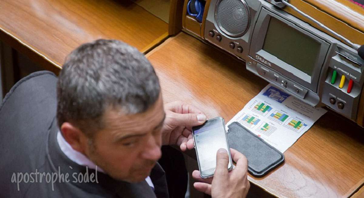 Народний депутат торгував салом на засіданні Верховної Ради