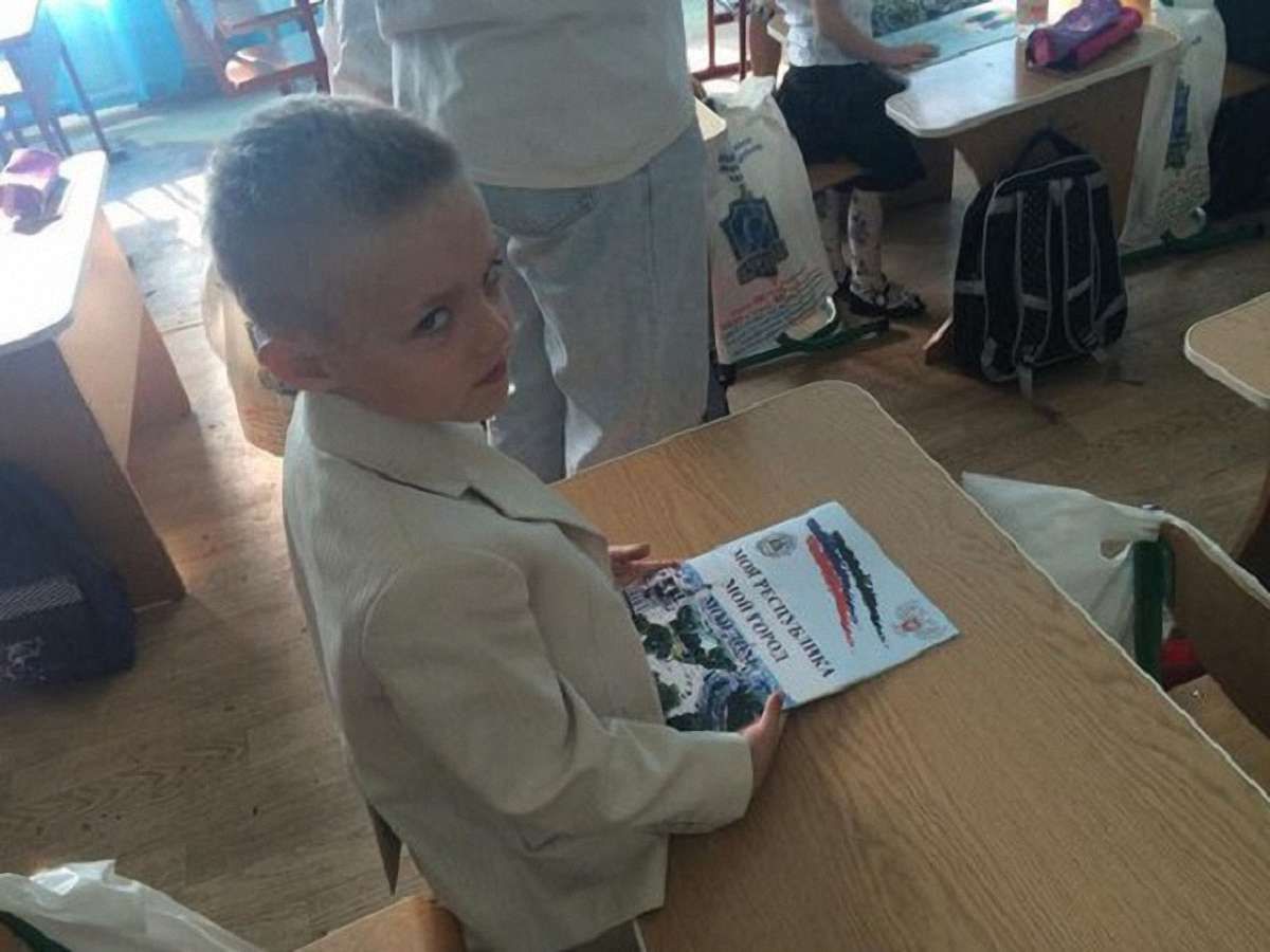 У День знань донецьким школярам вручили текст «гімну» ДНР