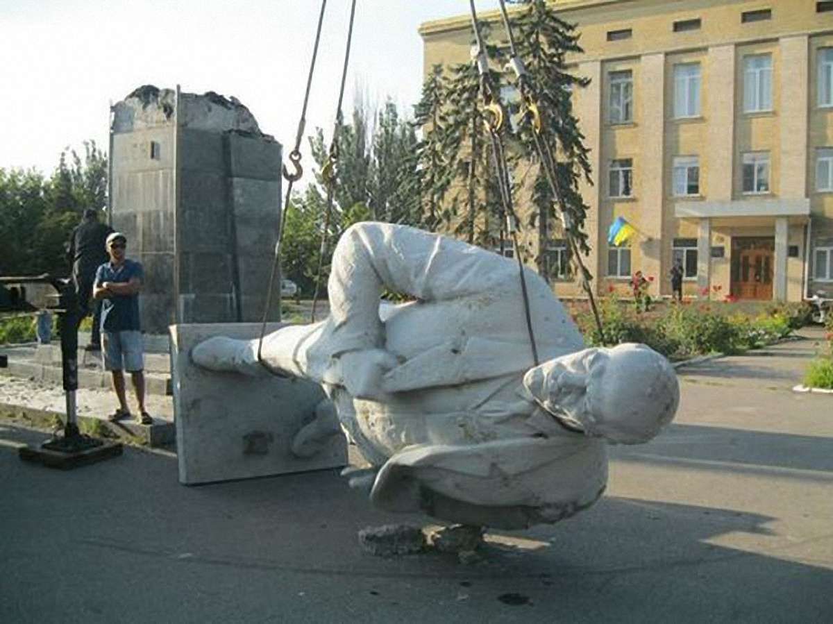На Луганщині демонтували більше ста комуністичних пам’ятників