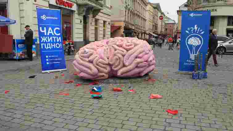 У центрі Львова активісти вибивали «совок» із гігантського пінопластового мозку